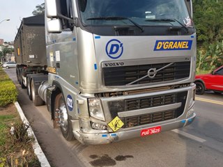 Carreta transportando carga de minério colide com carro na BR 262 em Marechal Floriano