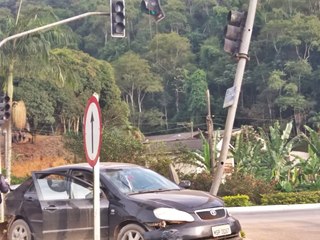 Carreta transportando carga de minério colide com carro na BR 262 em Marechal Floriano 2