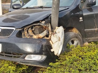 Carreta transportando carga de minério colide com carro na BR 262 em Marechal Floriano 3