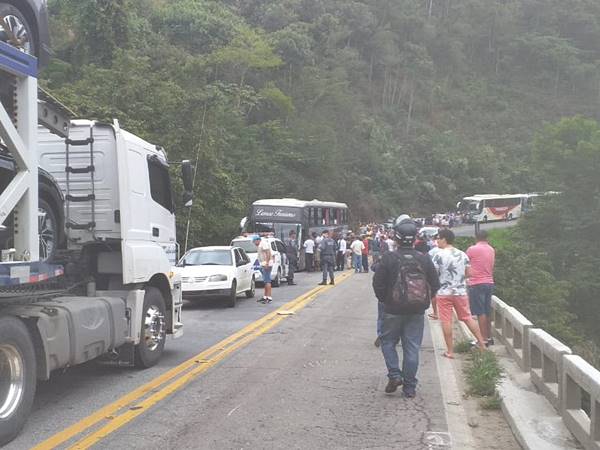 Colisao entre van e um onibus na manha deste sabado 14 parou a BR 262 na Ponte do Jucu 03