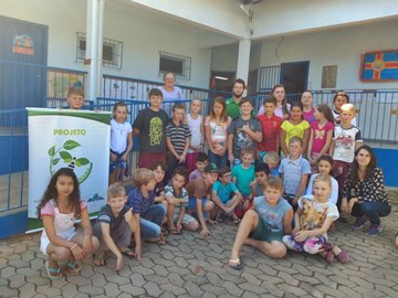 Dia da &Aacute;rvore alunos de Domingos Martins aprendem import&acirc;ncia das abelhas para o reflorestamento