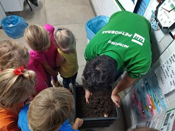 Dia da &Aacute;rvore alunos de Domingos Martins aprendem import&acirc;ncia das abelhas para o reflorestamento 2