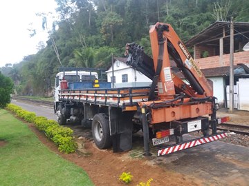 Equipe mecânica repara automóvel de linha da ferrovia 2