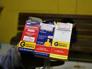 Homem faz placa de papelão para pedir trabalho