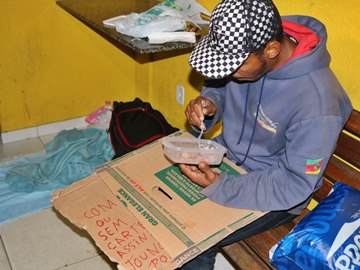 Homem faz placa de papelão para pedir trabalho 2
