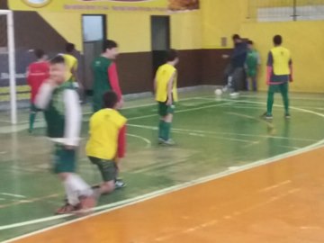 Meninos atletas de Marechal Floriano se preparam para competição interestadual de futsal