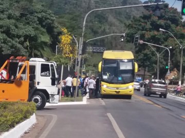 Ônibus lotado colide na traseira de automóvel sob o semáforo em Marechal Floriano 2