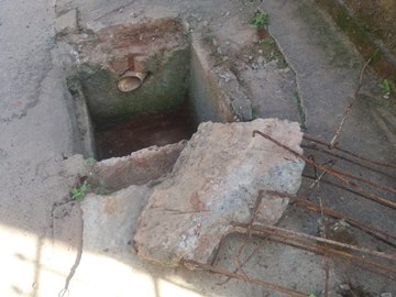Poste de madeira é substituído e defeitos em calçada de ponte são corrigidos em Marechal Floriano