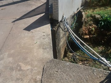 Poste de madeira é substituído e defeitos em calçada de ponte são corrigidos em Marechal Floriano 2
