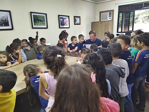 Prefeito Cacau Lorenzoni recebe alunos para ato de conscientização ambiental em Marechal Floriano 