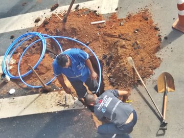 Vazamento de &aacute;gua sendo reparado por t&eacute;cnicos em Marechal Floriano 2