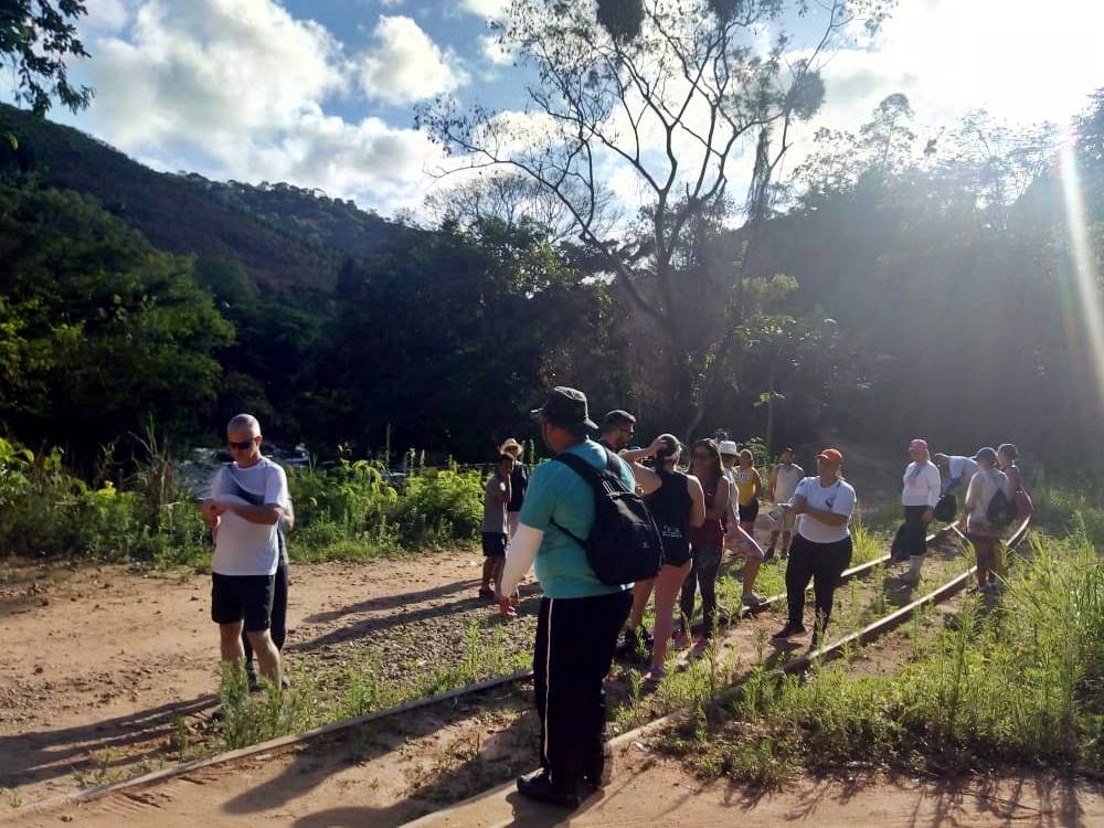 Adeptos da Igreja Batista de Marechal Floriano realizam caminhada pelos trilhos neste domingo 13 03