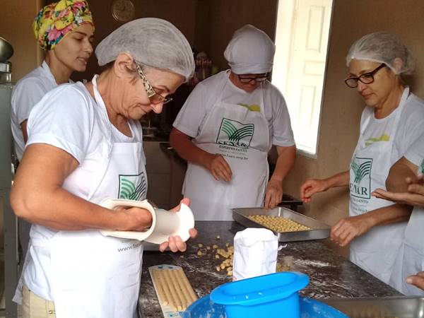 Agricultores familiares e mulheres trabalhadoras rurais exibem produtos em Vitoria 03