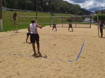 Atletas de vôlei de areia de Guarapari comemoram vitória de competição em Marechal Floriano