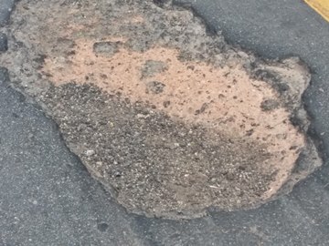 Buracos na pista da BR 262 causam prejuízos aos motoristas