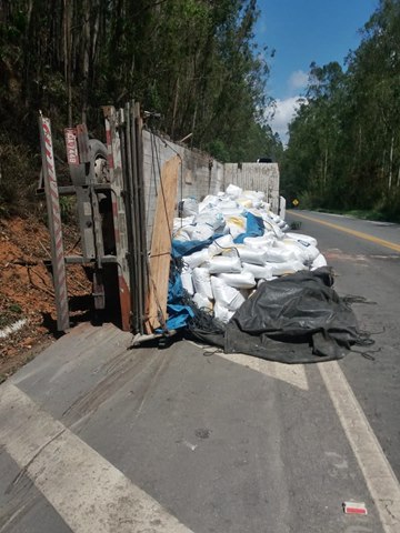 Caminhão transportando adubos tomba na BR 262 em Victor Hugo