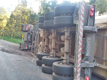 Carreta tomba em curva perigosa na BR 262 em Marechal Floriano
