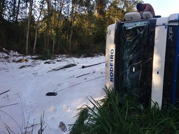 Carreta tomba em curva perigosa na BR 262 em Marechal Floriano 2