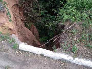 Cratera surgida à margem da BR 262 é uma ameaça de acidentes3