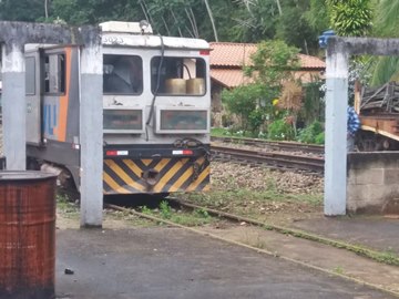 Equipe ferrovi&aacute;ria repassa a linha do trem nesta semana 2