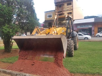 Gramado novo ganha apoio de equipamentos mecânicos em Marechal Floriano 2