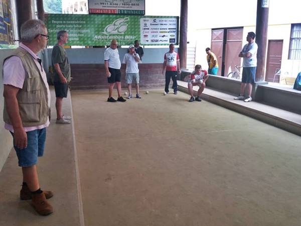 Jogadores de bocha de Marechal Floriano comemoram com churrasco a primeira vitoria na semifinal 03