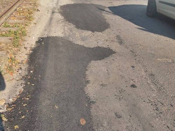 Massa asfaltica na operacao tapa buracos em um bairro em Marechal Floriano 02
