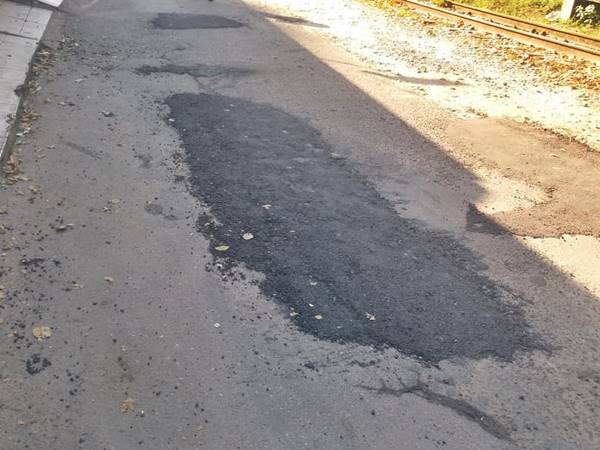 Massa asfaltica na operacao tapa buracos em um bairro em Marechal Floriano 03