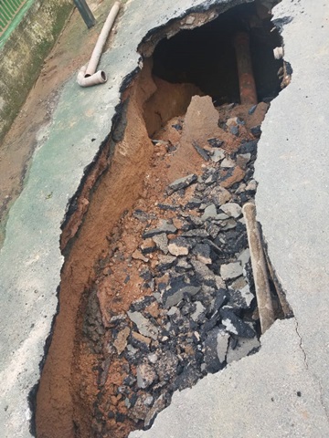 Acúmulo de lixo em bueiro provoca rompimento de piso em uma rua de Marechal Floriano 2
