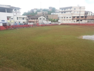 Arquibancada de campo de futebol em Marechal Floriano é danificada pela chuva