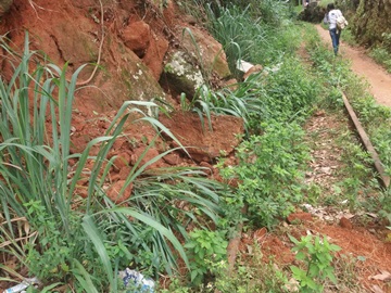 Barranco cai sobre a linha f&eacute;rrea da antiga Leopoldina em Marechal Floriano