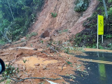 Barreiras interditam totalmente a BR 262
