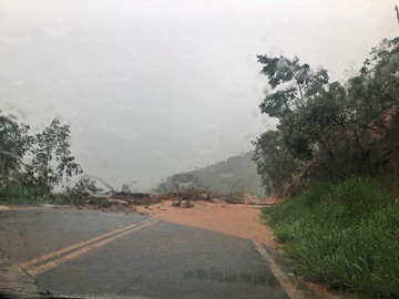 Barreiras interditam totalmente a BR 262 2