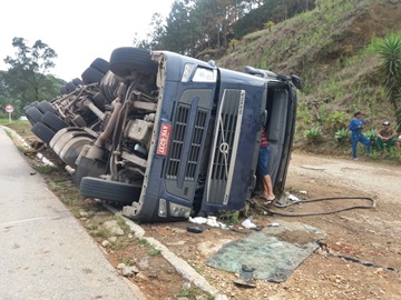 Caminhão carregado de batatas tomba na BR 262 em Conceição do Castelo