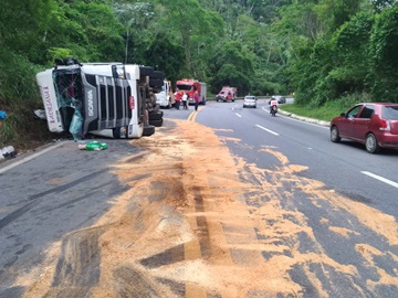 Carreta frigorífica tomba na Rodovia BR 262 em Marechal Floriano3