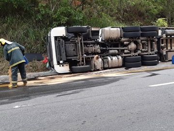Carreta frigorífica tomba na Rodovia BR 262 em Marechal Floriano4