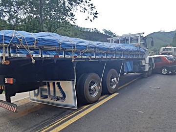 Carro de passeio atinge caminhão na BR 262 e motorista fica gravemente ferido