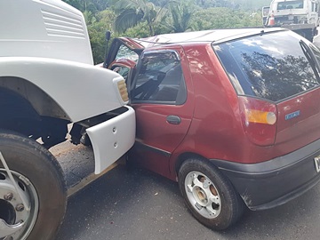 Carro de passeio atinge caminhão na BR 262 e motorista fica gravemente ferido 2