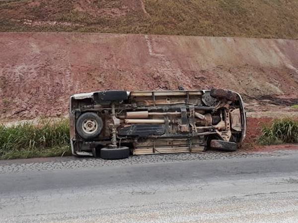 Carro derrapa em matéria prima para produzir ração e tomba na BR 262 em Marechal Floriano 02