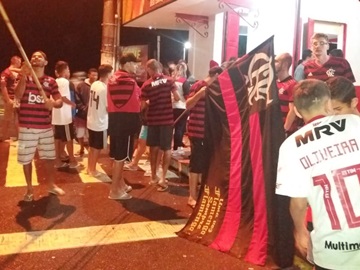 Centenas de torcedores de Marechal Floriano comemoram novo título do Mengão no Campeonato Brasileiro 2