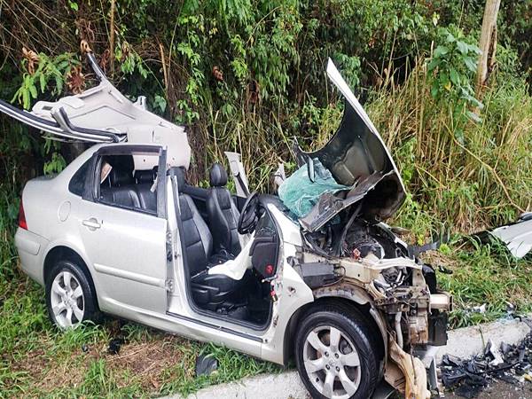 Colisao entre dois carros deixa tres feridos na BR 262 em Venda Nova 02
