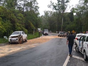 Colisão entre dois veículos fere motoristas e interrompe o tráfego na BR 262