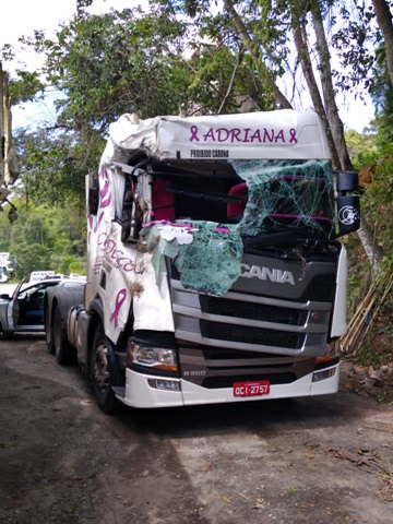 Combustível de carreta que tombou na BR 262 derramado na sarjeta lateral da pista