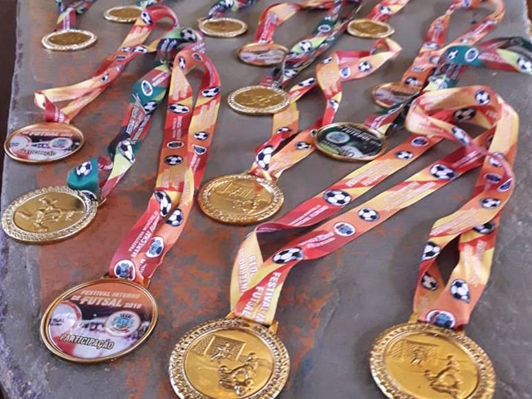 Competicao interna de futsal em Marechal Floriano atrai familias a quadra 03