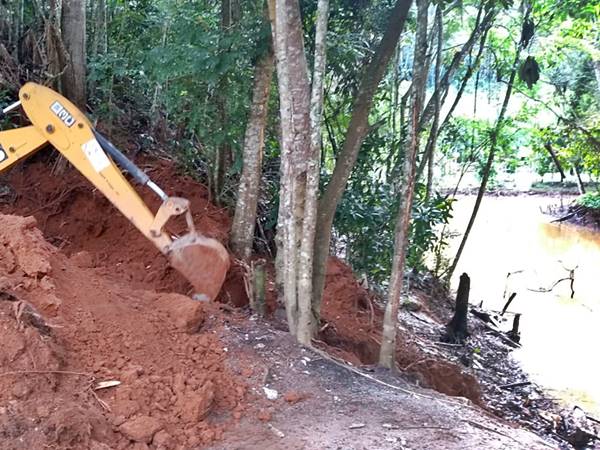 Equipamentos mecanicos trabalham para reduzir a altura de represa em Marechal Floriano 02