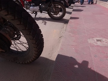 Estacionamento de motos afastado da calçada evita ocorrência com crianças em Marechal Floriano