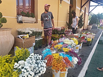 Flores para o Dia de Finados na antiga esta&ccedil;&atilde;o de Marechal Floriano