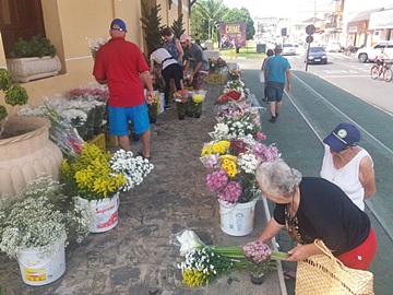 Flores para o Dia de Finados na antiga esta&ccedil;&atilde;o de Marechal Floriano 2