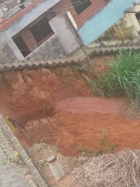 Local de passagem de pedestres com perigo em Marechal Floriano 02