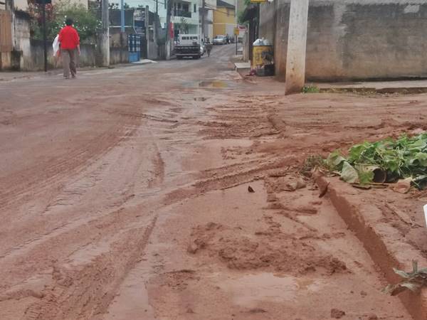Prefeitura de Marechal Floriano lava as ruas enlameadas 02